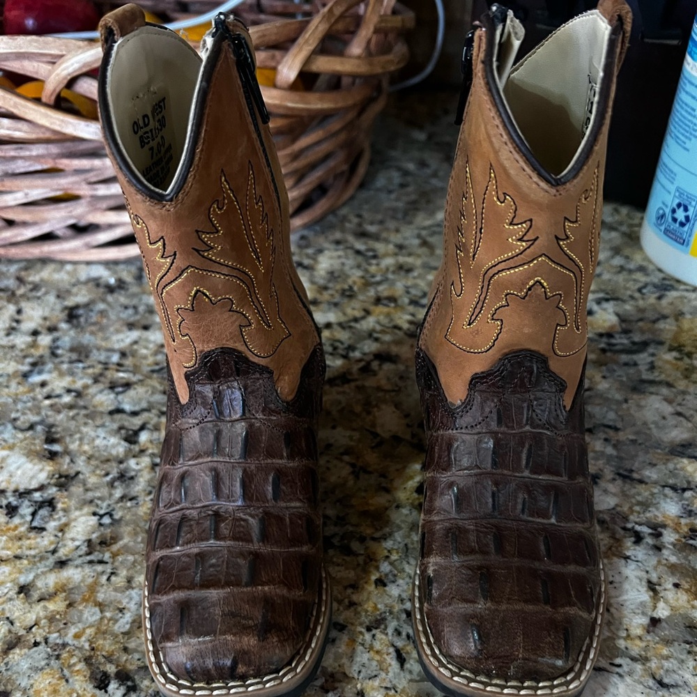 Old west Boys cowboy boots
Like new, barely worn.